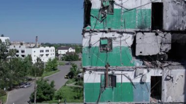 Bu video, Borodyanka, Bucha bölgesinde yıkılan bir binayı gösteriyor.
