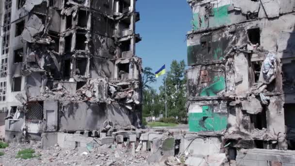 このストックビデオは ブチャ地区ボロディアンカの破壊された住宅ビルを示しています — ストック動画