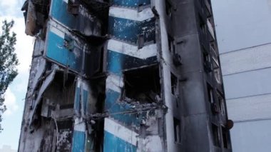 Bu video, Borodyanka, Bucha bölgesinde yıkılan bir binayı gösteriyor.