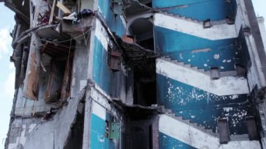 Bu video, Borodyanka, Bucha bölgesinde yıkılan bir binayı gösteriyor.