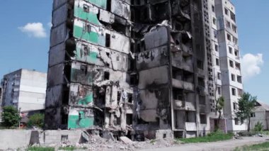 Bu video, Borodyanka, Bucha bölgesinde yıkılan bir binayı gösteriyor.