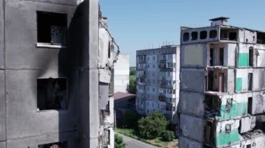 Bu video, Borodyanka, Bucha bölgesinde yıkılan bir binayı gösteriyor.