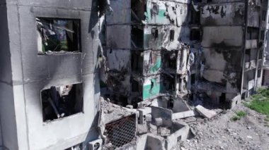 Bu video, Borodyanka, Bucha bölgesinde yıkılan bir binayı gösteriyor.