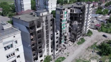 Bu video, Borodyanka, Bucha bölgesinde yıkılan bir binayı gösteriyor.