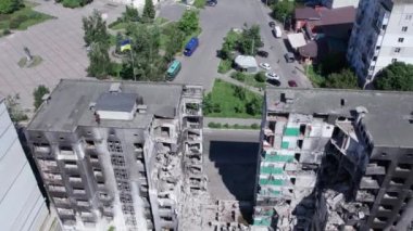 Bu video, Borodyanka, Bucha bölgesinde yıkılan bir binayı gösteriyor.