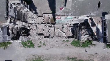 Bu video, Borodyanka, Bucha bölgesinde yıkılan bir binayı gösteriyor.