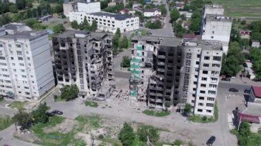 Bu video, Borodyanka, Bucha bölgesinde yıkılan bir binayı gösteriyor.