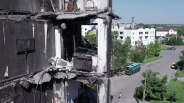 Bu video, Borodyanka, Bucha bölgesinde yıkılan bir binayı gösteriyor.