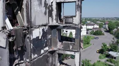 Bu video, Borodyanka, Bucha bölgesinde yıkılan bir binayı gösteriyor.