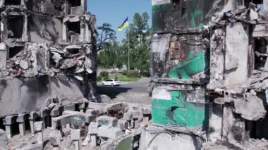 Bu video, Borodyanka, Bucha bölgesinde yıkılan bir binayı gösteriyor.