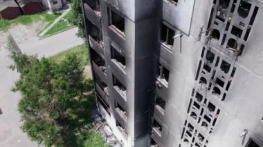 Bu video, Borodyanka, Bucha bölgesinde yıkılan bir binayı gösteriyor.