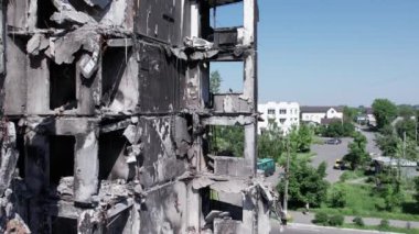 Bu video, Borodyanka, Bucha bölgesinde yıkılan bir binayı gösteriyor.