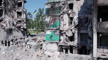 Bu video, Borodyanka, Bucha bölgesinde yıkılan bir binayı gösteriyor.