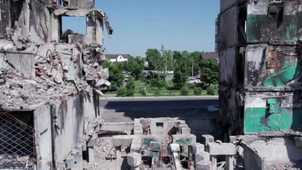 비디오는 지구의 산카에 파괴된 건물을 줍니다 — 비디오