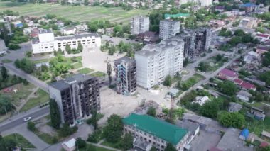 Bu video, Borodyanka, Bucha bölgesinde yıkılan bir binayı gösteriyor.