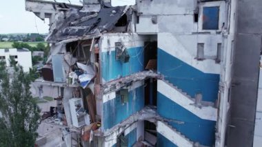 Bu video, Borodyanka, Bucha bölgesinde yıkılan bir binayı gösteriyor.