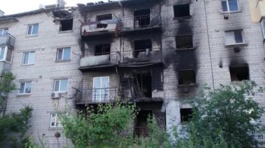 Bu video, Ukrayna 'daki savaş sırasında Makariv şehrinde yıkılan bir binayı gösteriyor.