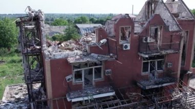 Bu video, Ukrayna 'daki savaş sırasında Makariv şehrinde yıkılan bir binayı gösteriyor.