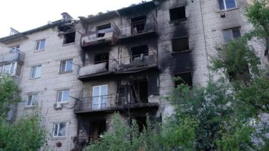 Bu video, Ukrayna 'daki savaş sırasında Makariv şehrinde yıkılan bir binayı gösteriyor.