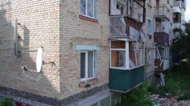 Bu video, Ukrayna 'daki savaş sırasında Makariv şehrinde yıkılan bir binayı gösteriyor.