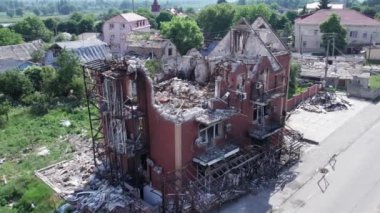 Bu video, Ukrayna 'daki savaş sırasında Makariv şehrinde yıkılan bir binayı gösteriyor.