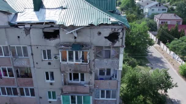 このストックビデオは ウクライナでの戦争中にマカリフ市内で破壊された建物を示しています — ストック動画