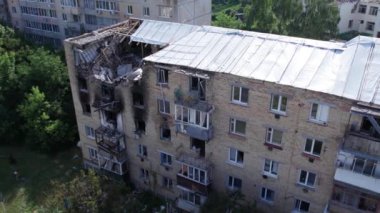 Bu video, Ukrayna 'daki savaş sırasında Makariv şehrinde yıkılan bir binayı gösteriyor.