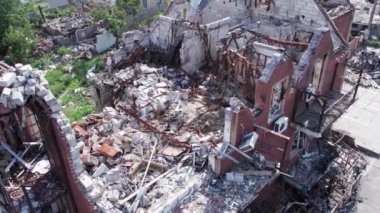 Bu video, Ukrayna 'daki savaş sırasında Makariv şehrinde yıkılan bir binayı gösteriyor.