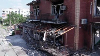 Bu video, Ukrayna 'daki savaş sırasında Makariv şehrinde yıkılan bir binayı gösteriyor.