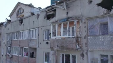 Bu video, Ukrayna 'daki savaş sırasında Makariv şehrinde yıkılan bir binayı gösteriyor.