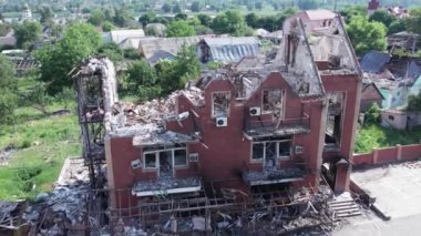 Bu video, Ukrayna 'daki savaş sırasında Makariv şehrinde yıkılan bir binayı gösteriyor.