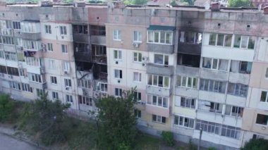 Bu video, Ukrayna 'daki savaş sırasında Makariv şehrinde yıkılan bir binayı gösteriyor.