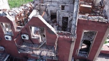 Bu video, Ukrayna 'daki savaş sırasında Makariv şehrinde yıkılan bir binayı gösteriyor.