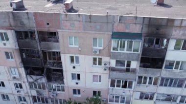 Bu video, Ukrayna 'daki savaş sırasında Makariv şehrinde yıkılan bir binayı gösteriyor.