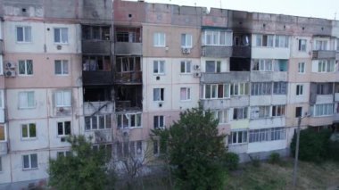 Bu video, Ukrayna 'daki savaş sırasında Makariv şehrinde yıkılan bir binayı gösteriyor.