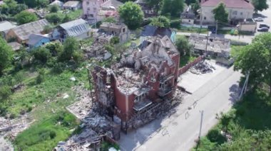 Bu video, Ukrayna 'daki savaş sırasında Makariv şehrinde yıkılan bir binayı gösteriyor.