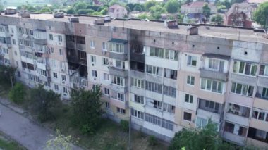 Bu video, Ukrayna 'daki savaş sırasında Makariv şehrinde yıkılan bir binayı gösteriyor.