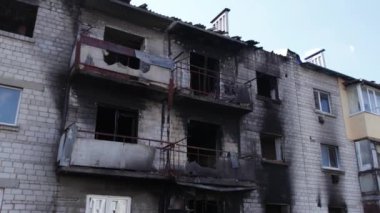 Bu video, Ukrayna 'daki savaş sırasında Makariv şehrinde yıkılan bir binayı gösteriyor.