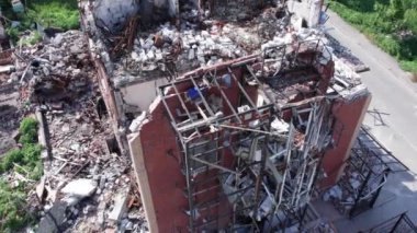 Bu video, Ukrayna 'daki savaş sırasında Makariv şehrinde yıkılan bir binayı gösteriyor.