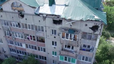 Bu video, Ukrayna 'daki savaş sırasında Makariv şehrinde yıkılan bir binayı gösteriyor.