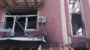 Bu video, Ukrayna 'daki savaş sırasında Makariv şehrinde yıkılan bir binayı gösteriyor.