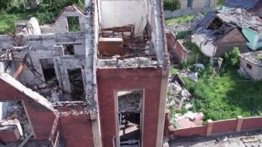 Bu video, Ukrayna 'daki savaş sırasında Makariv şehrinde yıkılan bir binayı gösteriyor.
