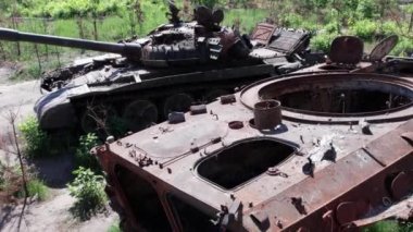 Bu stok videosu Ukrayna 'daki imha edilmiş askeri ekipmanların hava görüntülerini gösteriyor.