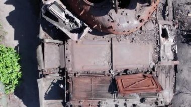 Bu stok videosu Ukrayna 'daki imha edilmiş askeri ekipmanların hava görüntülerini gösteriyor.