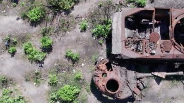 Bu stok videosu Ukrayna 'daki imha edilmiş askeri ekipmanların hava görüntülerini gösteriyor.