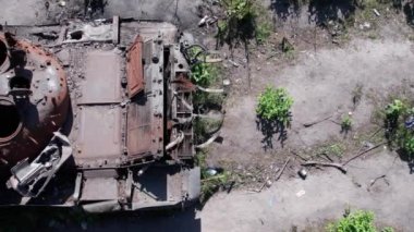 Bu stok videosu Ukrayna 'daki imha edilmiş askeri ekipmanların hava görüntülerini gösteriyor.