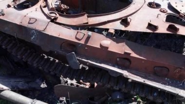 Bu stok videosu Ukrayna 'daki imha edilmiş askeri ekipmanların hava görüntülerini gösteriyor.