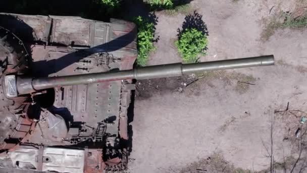 このストックビデオは ウクライナで破壊された軍事機器の空中ビューを示しています — ストック動画