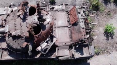 Bu stok videosu Ukrayna 'daki imha edilmiş askeri ekipmanların hava görüntülerini gösteriyor.