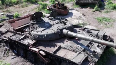 Bu stok videosu Ukrayna 'daki imha edilmiş askeri ekipmanların hava görüntülerini gösteriyor.